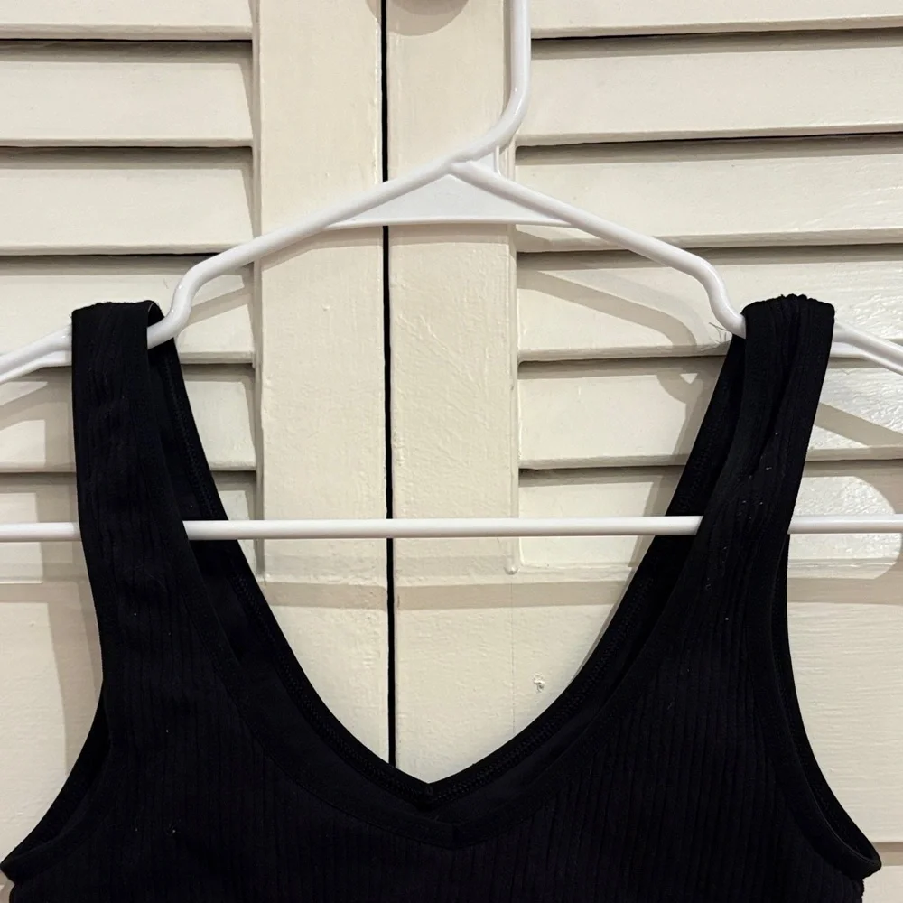 Black Ribbed V-Neck Aerie Crop Top/ Bean - Picture 6 of 6